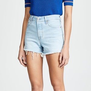 Levi’s wedgie short. Size 26, work once. In great condition.